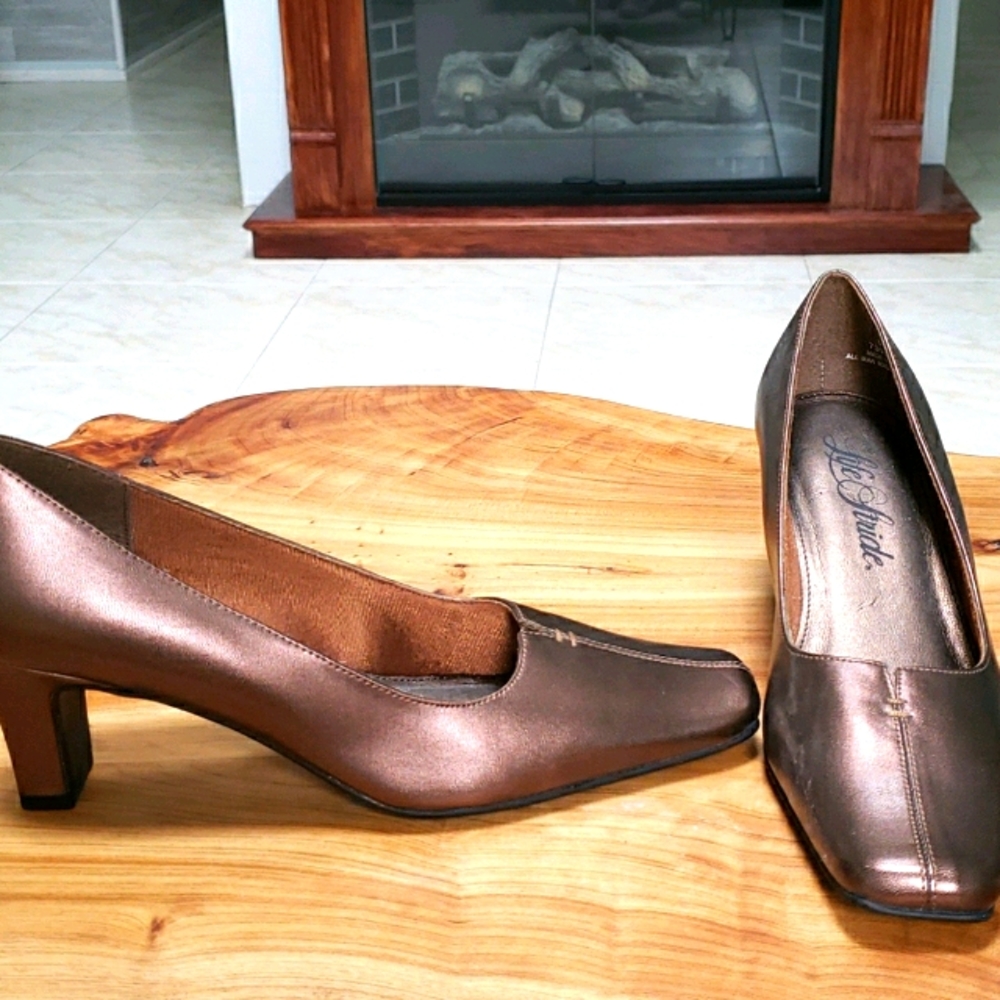 LIFE STRIDE PUMPS